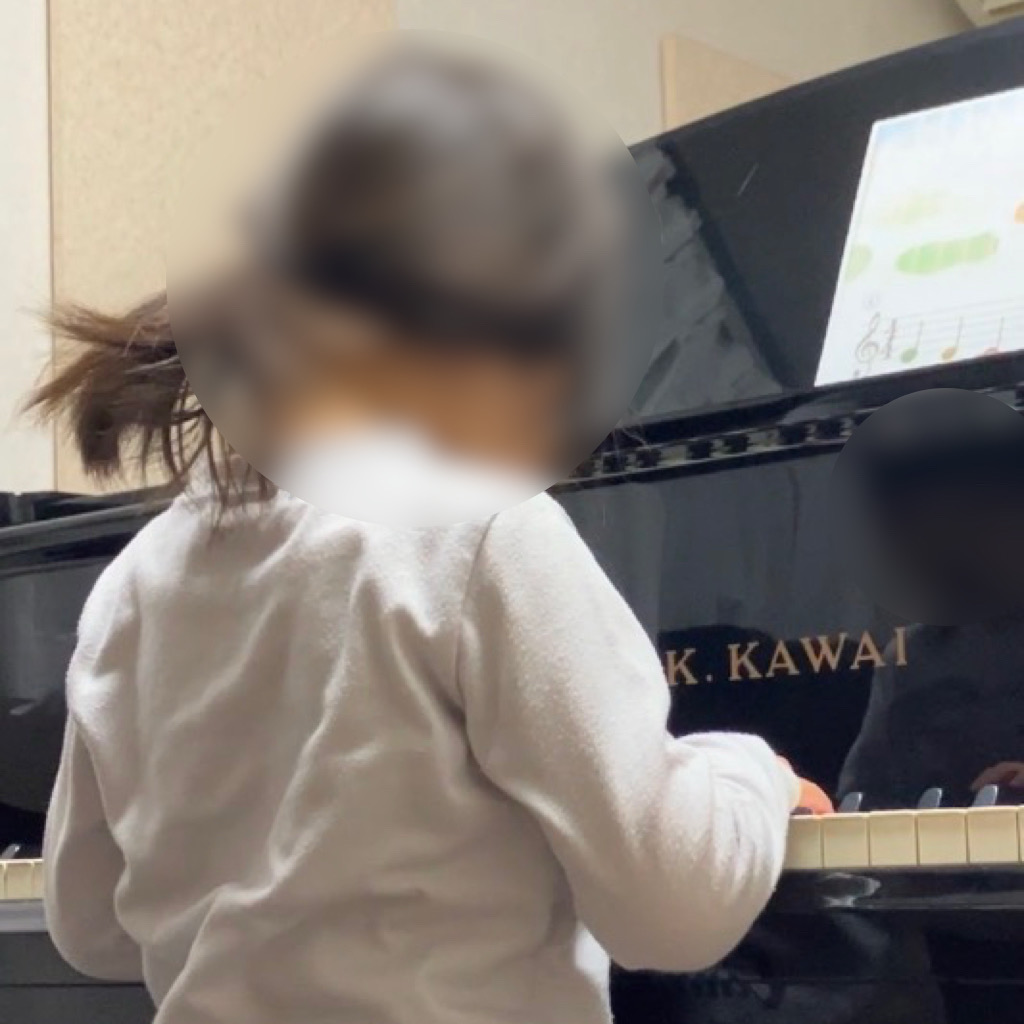 川崎市多摩区中野島の北島りえピアノ教室で２歳からの幼児さんも自分からやりたくなる！自分で選び進む。レッスンの様子