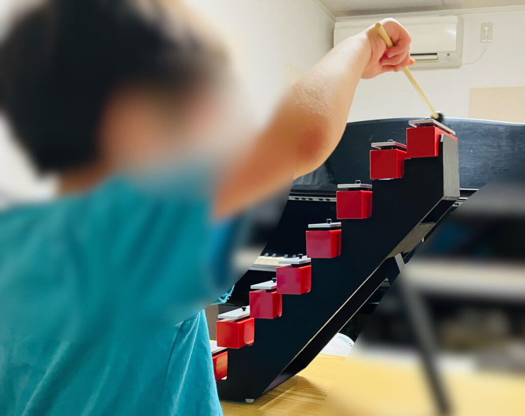 中野島のピアノ教室 体験レッスン 鍵盤階段の教具で音の高さを感じる子どもの様子